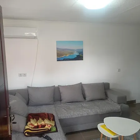 Vikendica I Hs * פירוט